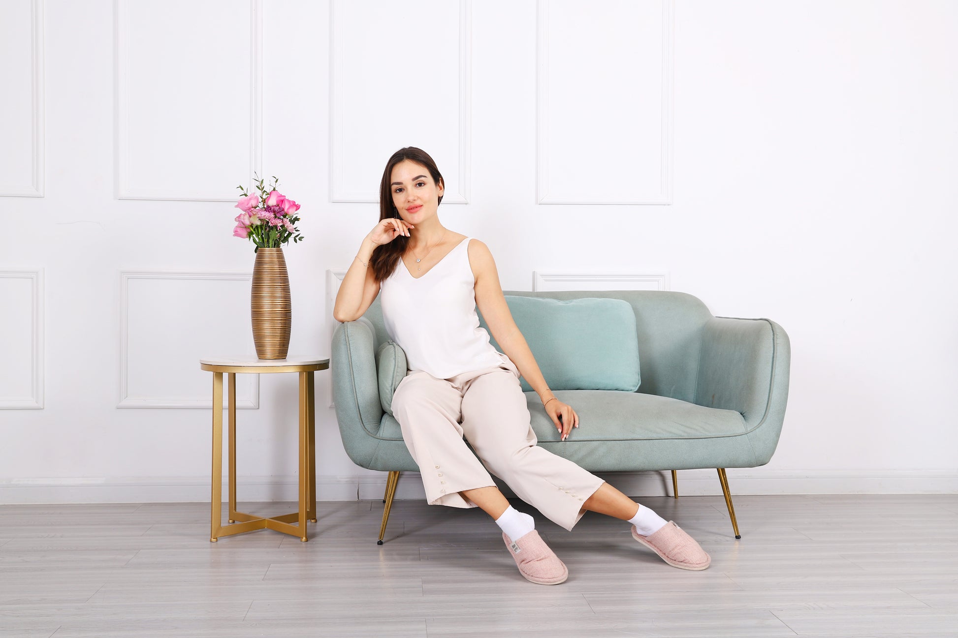 Compact Resin Vase – Stylish Waterproof Decorative Vase for Floor, Table or Shelf, gold, 34 cm