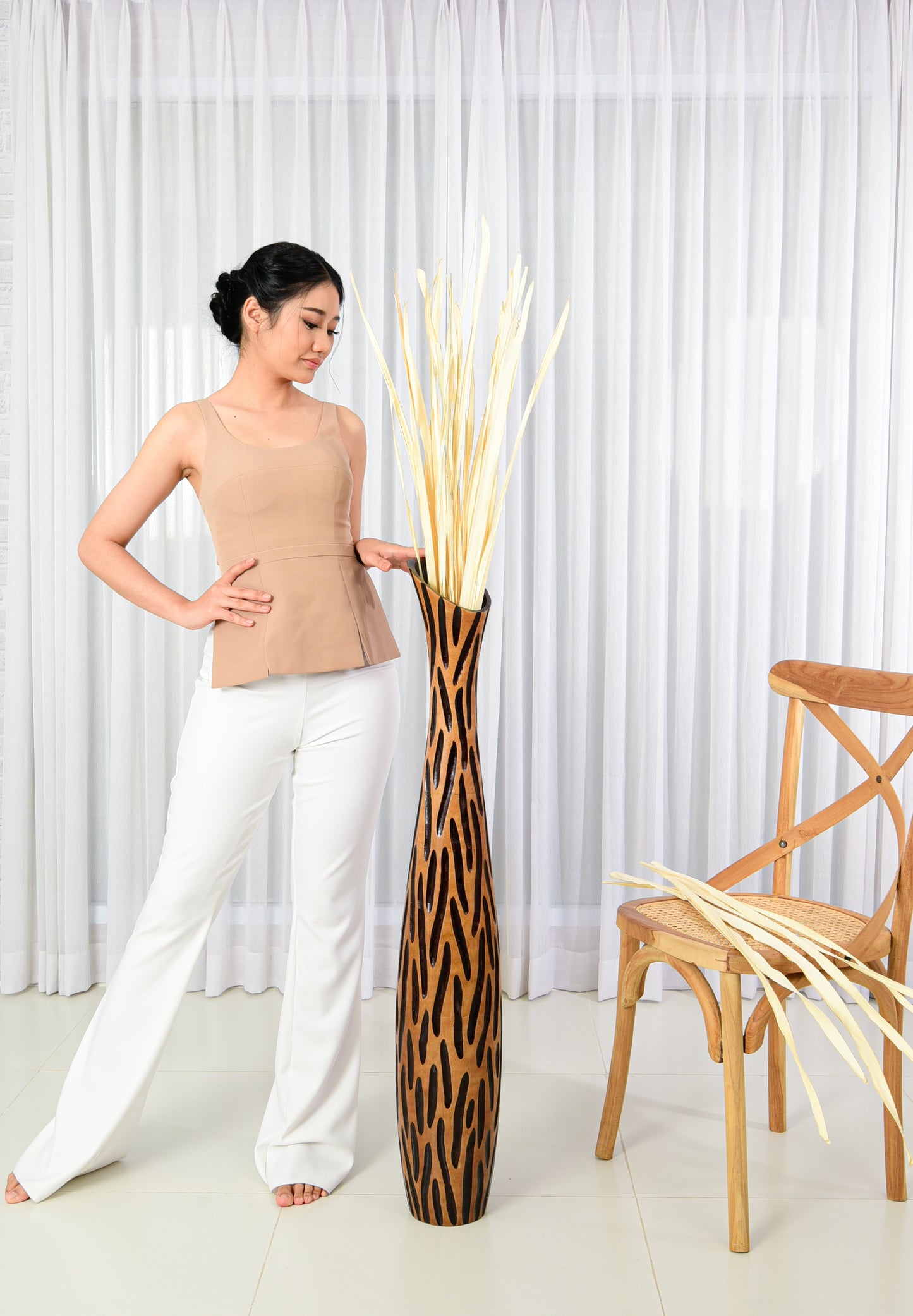 Large Mango Wood Floor Vase – Handcrafted Decorative Highlight from Thailand, 105 cm