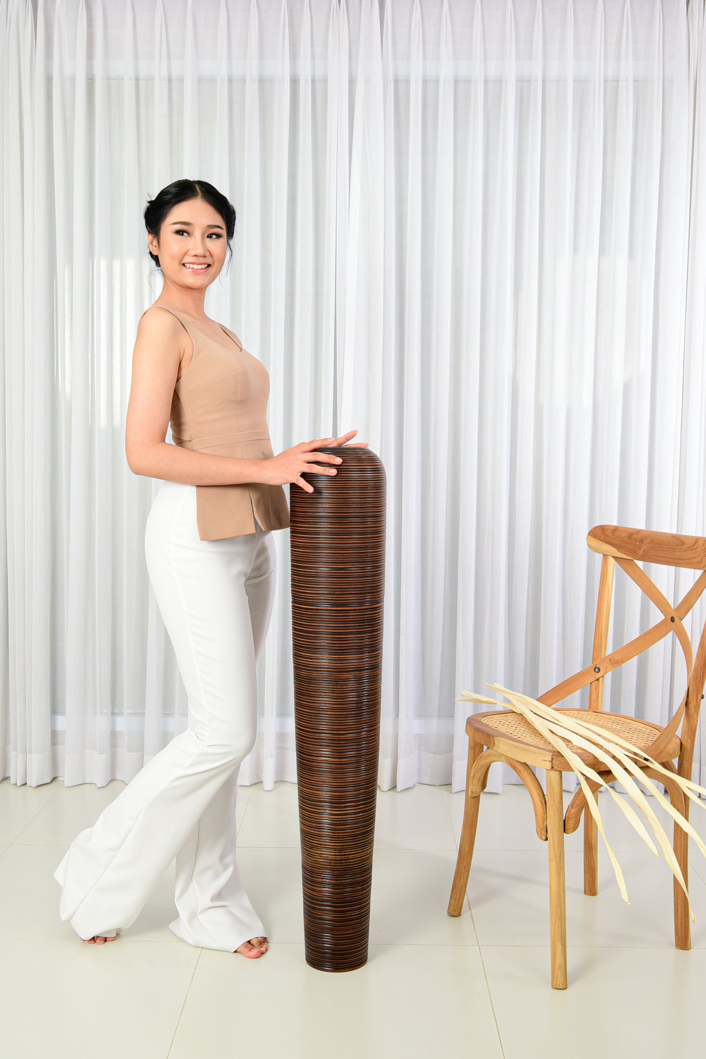 Large Mango Wood Floor Vase – Handcrafted Decorative Highlight from Thailand, 105 cm